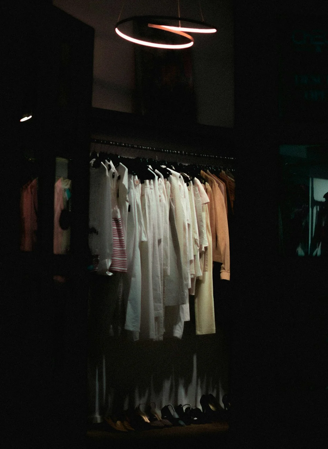 洋服と店内のイメージ写真