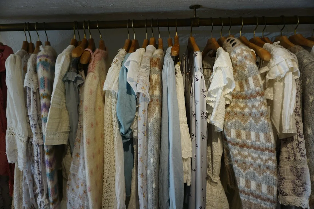 洋服と店内のイメージ写真
